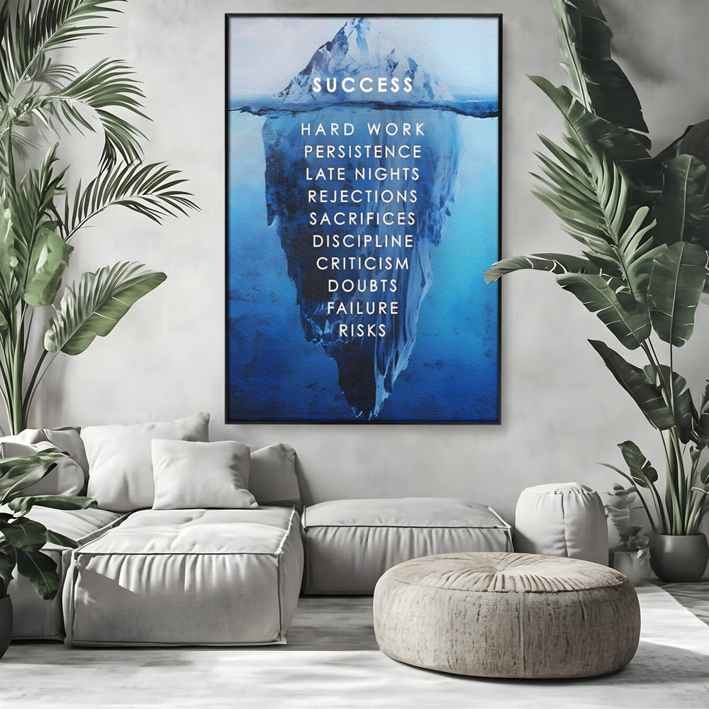 Tablou canvas cu tablou canvas motivational iceberg, in rama de aluminiu negru, pe perete intr-un living
